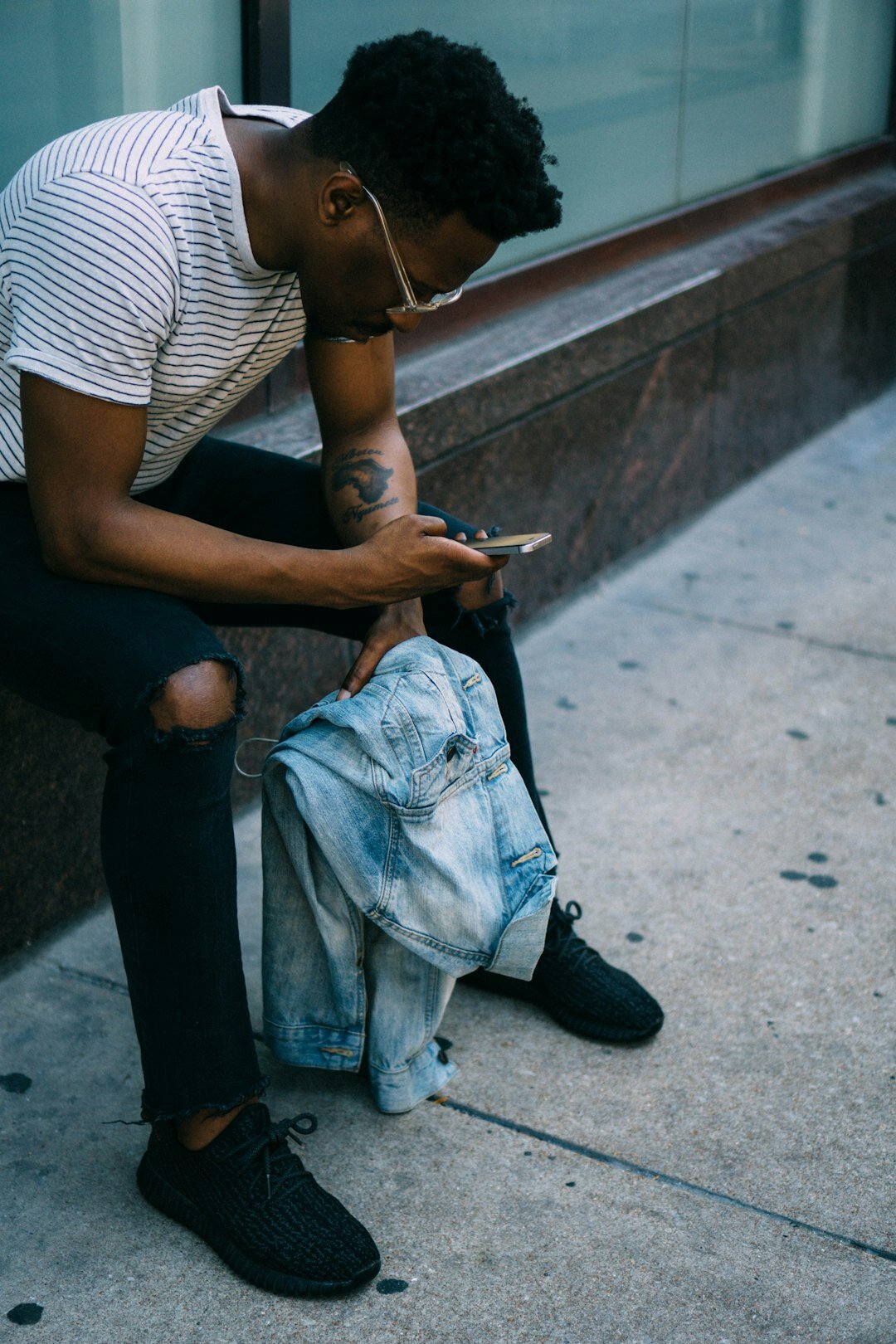 Uruguayan man browsing celebrity news on a smartphone